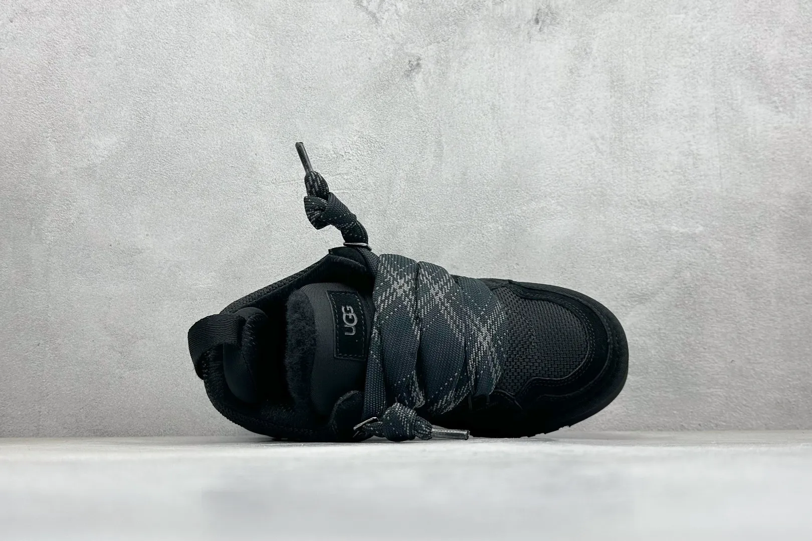 🐲💰 560 supports store UGG Mel style upper design, recycled ballistic canvas mesh, high-quality suede upper, two-color flat shoelaces. The inner material of the shoe is made of Longfeng sheep fur. Furry lining keeps warm and locks in heat. The sole material is a comfortable Treadlite by UGG EVA light wing outsole. Item number: 1144032 Size: 35-43